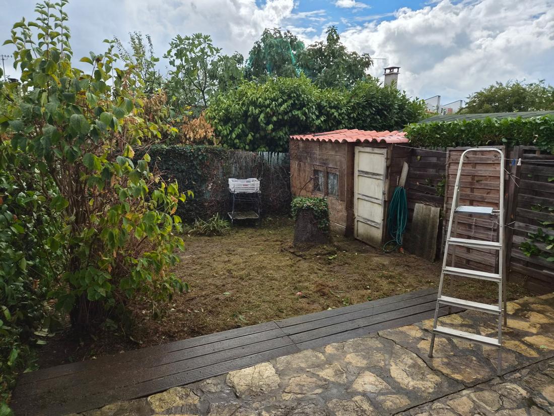 Même jardin après débroussaillage : sol dégagé devant le cabanon